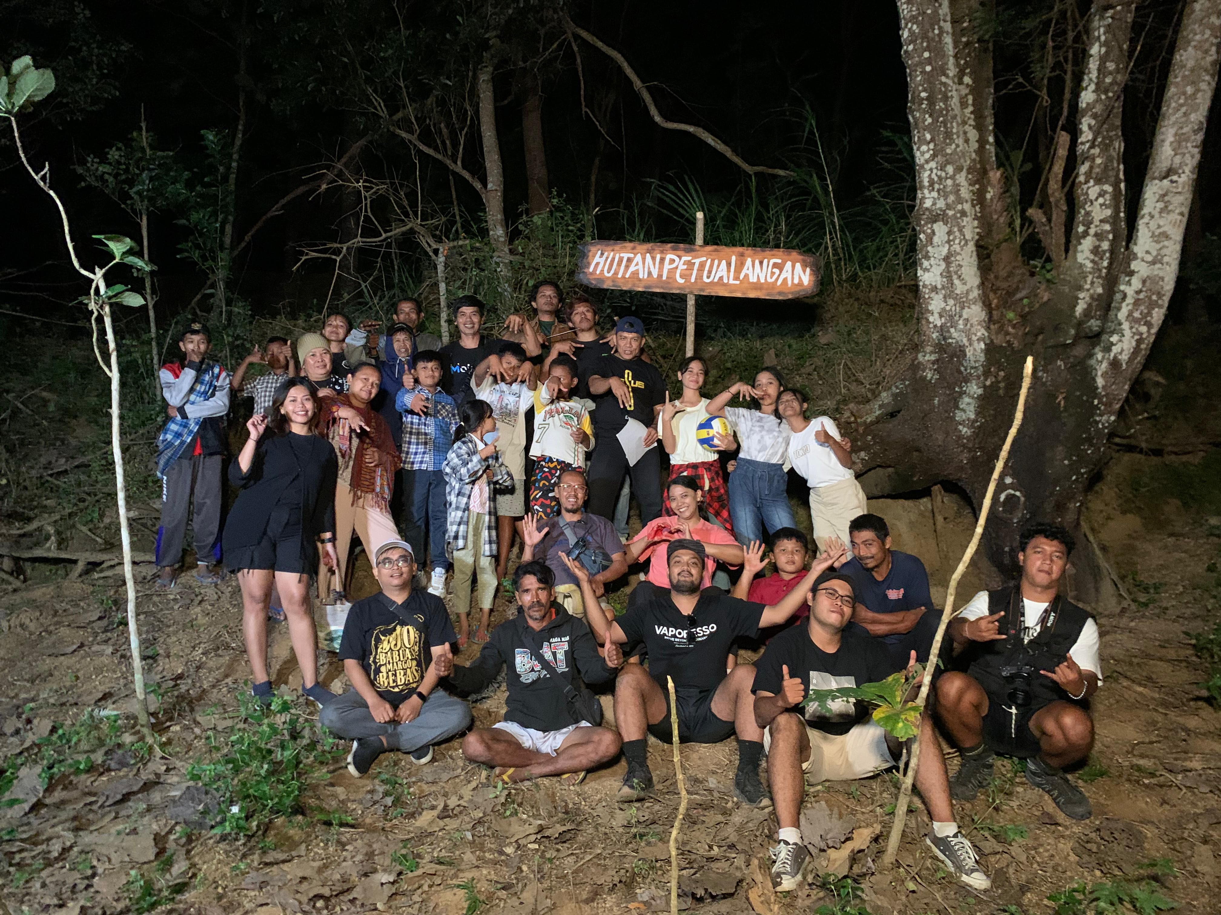 Sutradara film BERANI ADALAH CAHAYA, Rm Edy Wiyanto Pr (berdiri baris pertama tengah kaos hitam) berfoto bersama dengan para pemain dan crew.